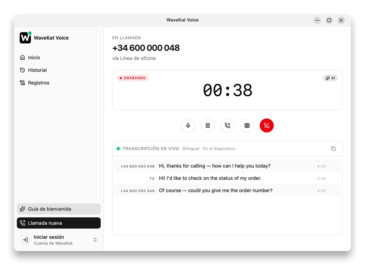 WaveKat Voice en Ubuntu: una llamada iniciada por el asistente, en curso, con la transcripción en directo al lado.